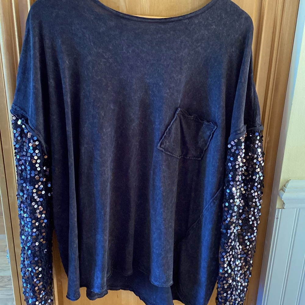 Free People-Great Holiday Top!